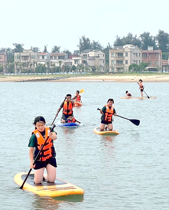 水上立槳。
（述美國小提供）