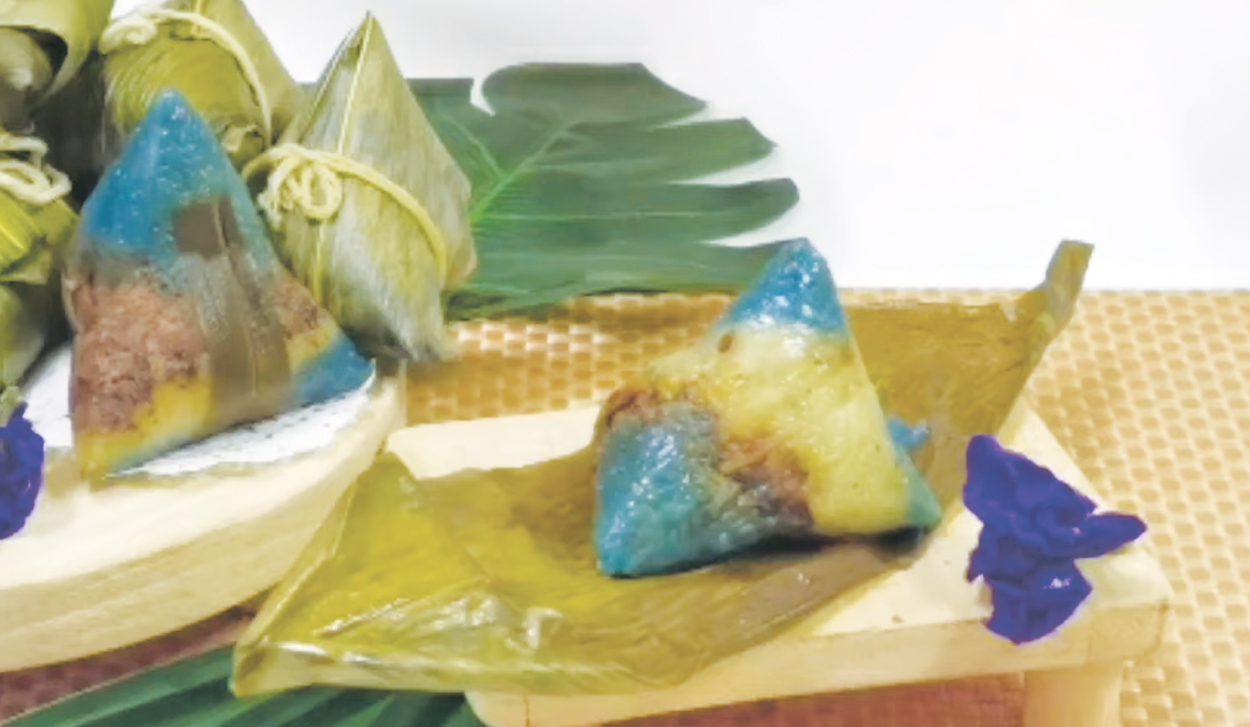 娘惹燒肉粽，是用蝶豆花染色出來的，很有南洋風情，吃起來有金門的滋味（圖文：邱笛）