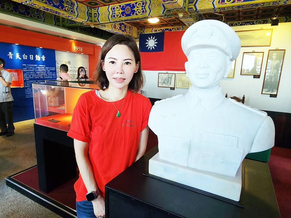 胡璉將軍白玉雕像捐贈者胡敏珍與雕像合影。(許峻魁攝)