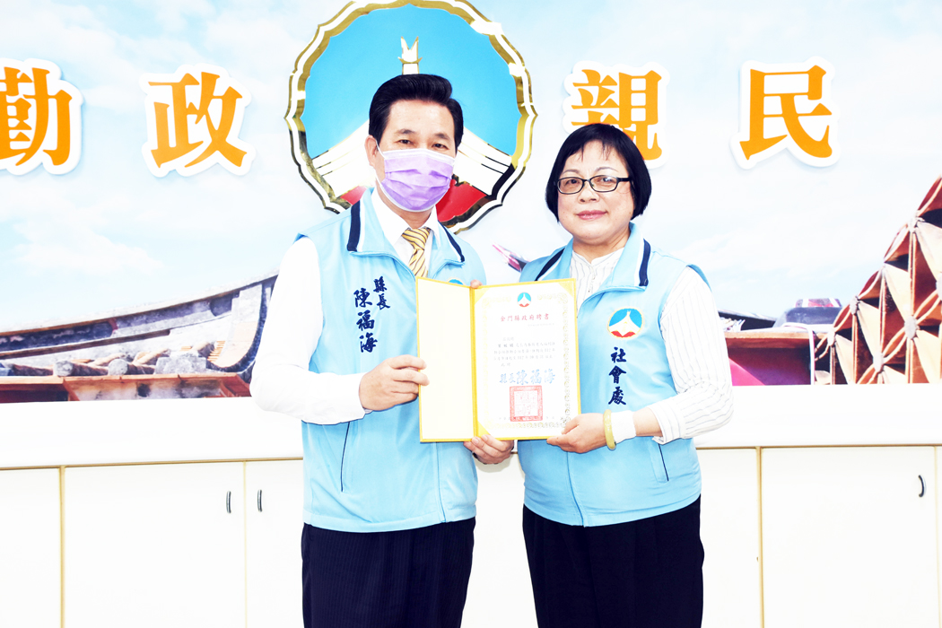 縣長陳福海主持老人福利推動小組會議，並頒發新聘委員葉媚媚聘書。（翁維智攝）