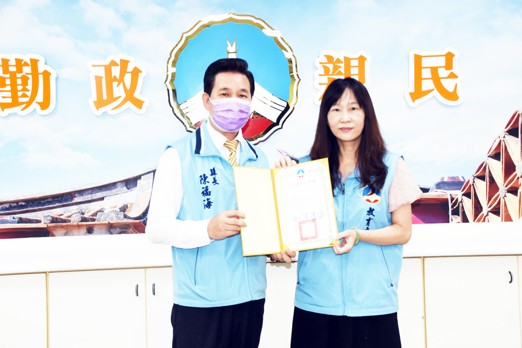 縣長陳福海主持老人福利推動小組會議，並頒發新聘委員孫麗琪聘書。（翁維智攝）