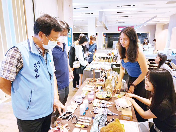 文化局長呂坤和到場，逐一了解文創市集店家商品。（許峻魁攝）