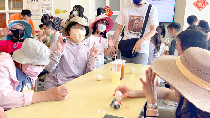 文化園區管理所推出「端午立蛋趣」及永續棋局互動。吸引民眾到場拍照、打卡,領取一顆雞蛋(限量200顆)並完成立蛋挑戰,開心領到文管所準備的花帔香包小禮物,應景又具有特色,讓民眾十分滿意。(陳麗妤攝)