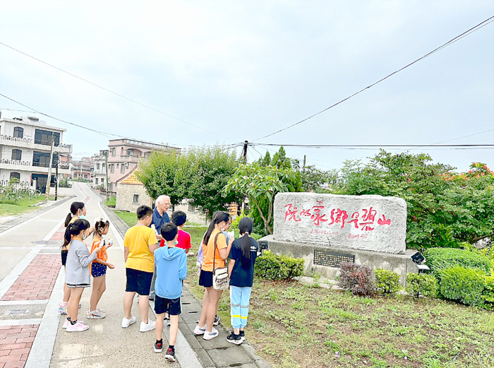 陳長慶安排學生到碧山社區，讓學生們更深入的了解鄉土文化。（金湖國小提供）