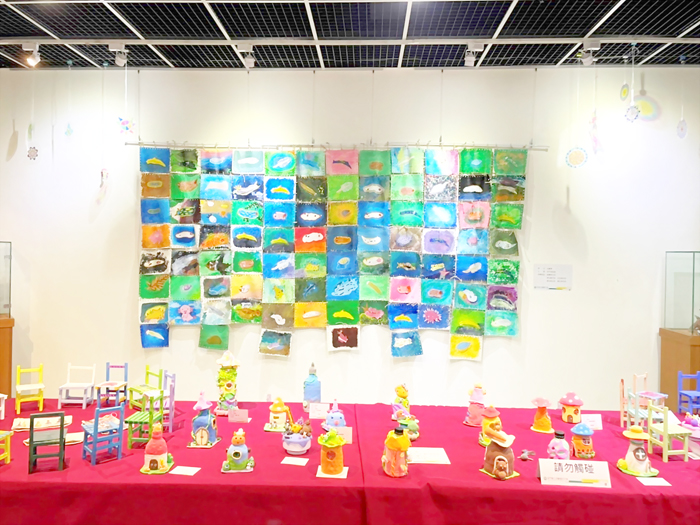 2023年「烈嶼學區中小學美術聯展」在烈嶼文化館展出至7月20日。（許加泰攝）