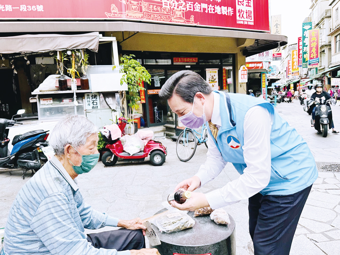 端節連假，縣長陳福海走訪傳統市場，除了關心蔬果農畜產品供應與銷售情況，也鼓勵公部門優先採購在地合格農畜產品。（縣府提供）