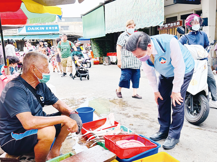端節連假,縣長陳福海走訪傳統市場,除了關心蔬果農畜產品供應與銷售情況,也鼓勵公部門優先採購在地合格農畜產品。(縣府提供)
