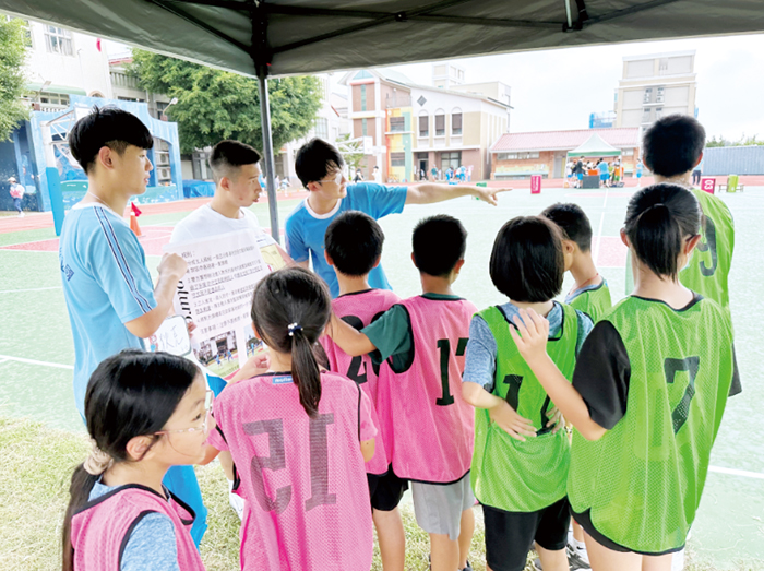 成果展中童玩遊戲與運動的說明已集結成冊，歡迎地區中小學教師索取。（金門高中提供）