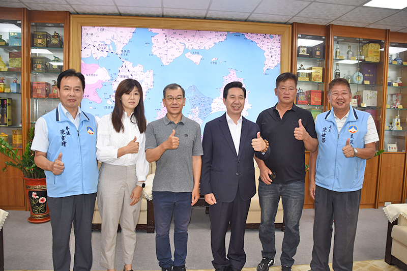 縣長陳福海約見約見112年度全國特優村里長烈嶼鄉上岐村村長洪天南(右2)、績優民政人員金城鎮公所里幹事吳恬玫(左2)及金湖鎮公所約僱人員呂其源(左3)。(翁維智攝)