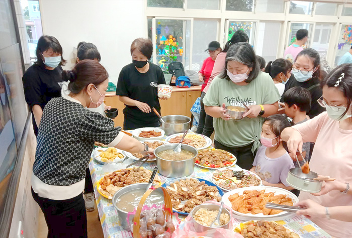 西口國小辦理夜光天使輔導課程結業式暨感恩餐會，由學生家長們準備美味菜餚。（西口國小提供）