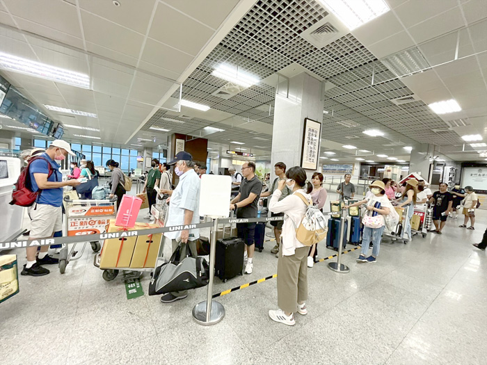 機場人潮滿滿。（高凡淳攝）