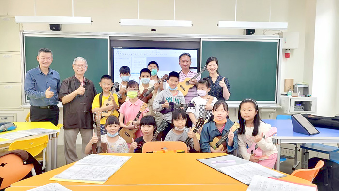 胡璉基金會董事長陳龍安（左二）拜訪在地歌謠彈唱班級與老師、學童留下合影。（中正國小提供）