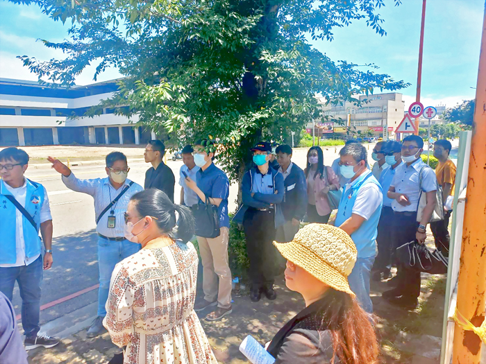 交通部召集內政部營建署、警政署、教育部及運輸研究所等單位來金進行「112年交通部行人安全環境改善專案視導」，就人行車行空間改善、校園周邊暨行車安全道路改善、行人及高齡友善示範區、路口停讓行人執法等聽取簡報及實地查訪。（莊煥寧攝）