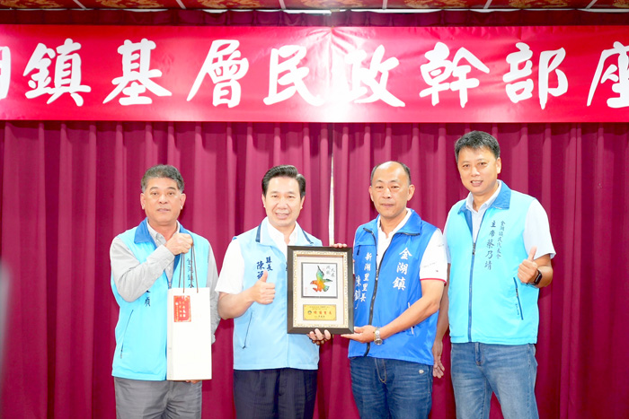 金湖鎮績優里長，由新湖里里長陳錦章（右2）獲頒。（陳冠霖攝）