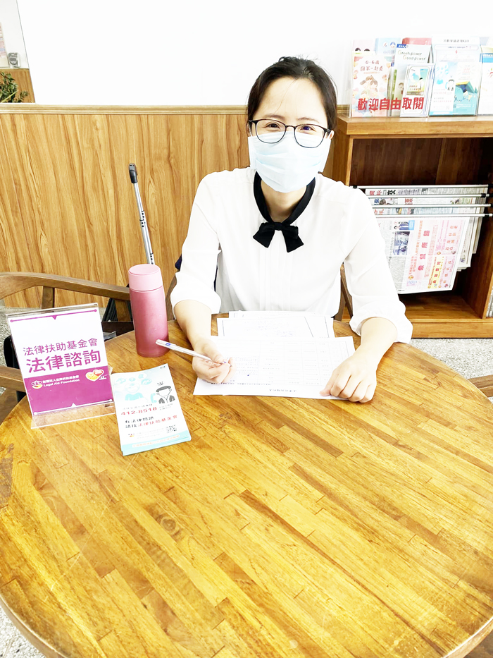 金門法扶於金門縣政府一樓大廳為民眾提供服務。(金門法扶提供)