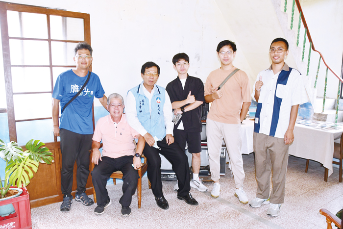 金門縣文化局長呂坤和（左三）至「光煦空間」老店屋參觀及與陳彥霖（右二）等人合影。（楊水詠攝）