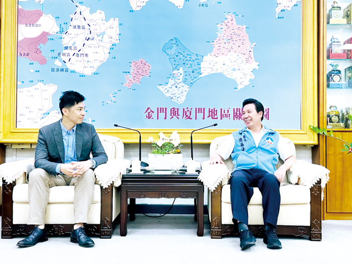 為強化與縣府之間的溝通聯繫,金馬聯合服務中心執行長楊上德拜會縣長陳福海進行雙向交流。(縣府提供)