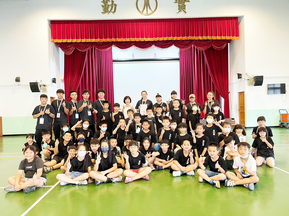 金寧學區小朋友開心參與營隊。（國立體育大學提供）