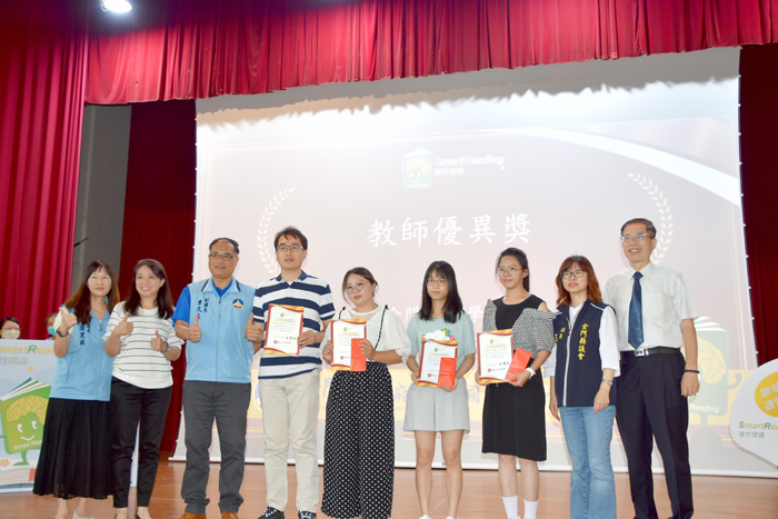 金門縣政府教育處於昨日舉辦金門縣111學年度「Smart Reading適性閱讀計畫」頒獎典禮暨成果發表，副縣長李文良、縣議員王秀玉頒發參與該計畫表現優異之教師及學生獎狀並合影。（李增汪攝）