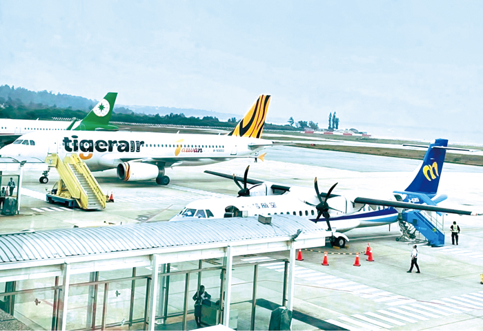 因應航空燃油價格下跌,國內線機票價格將自8月1日起調降,其中以華信航空台北飛金門的價差最多。(高凡淳攝)