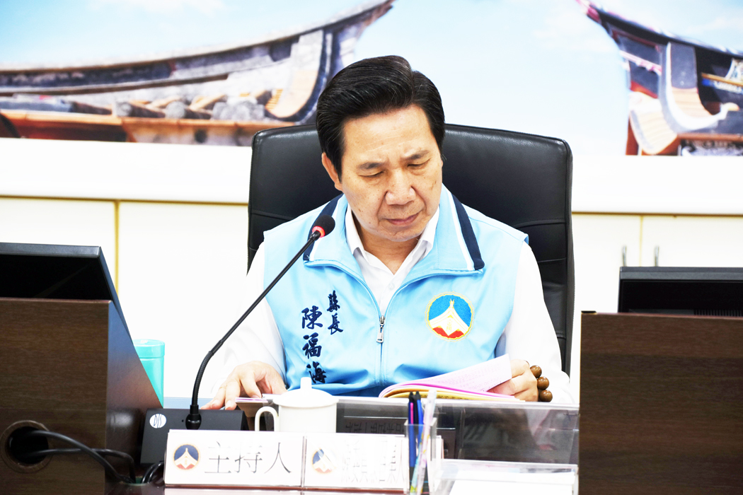 縣長陳福海親自主持112年度第1次金門縣托育制度管理推動小組會議,並頒發各新任委員聘書。(翁維智攝)