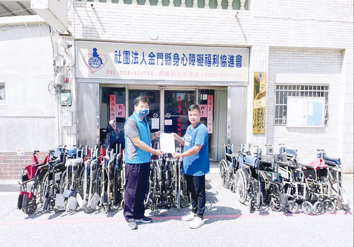 金門縣身心障礙福利協進會捐贈輪椅給各單位。
（金門縣身心障礙福利協進會提供）