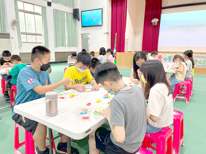 救國團金門縣團委會赴柏村國小辦理「愛‧分享」聚光計畫公益活動。（救國團提供）