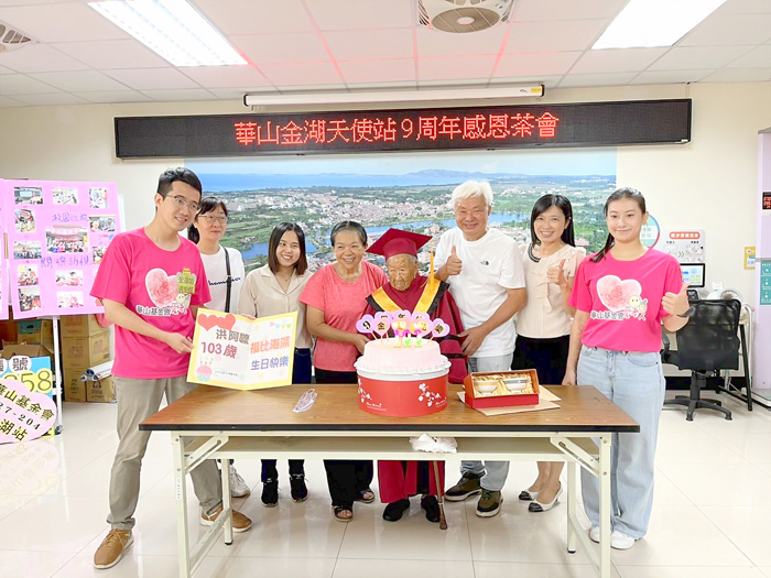 現場來賓為洪寶珠阿嬤慶祝103歲生日。(高凡淳攝)