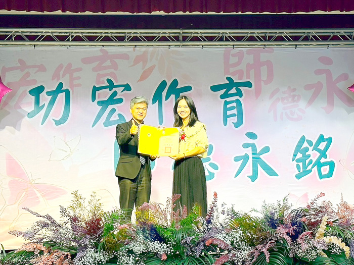 蔡慧瓊老師獲頒「國教署績優教育人員獎」。(金門高中提供)