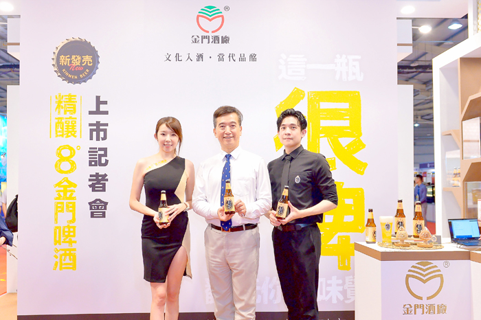 金門酒廠總經理丁丞康(中)曝光研製已久的新品-精釀金門啤酒。
(金門酒廠提供)