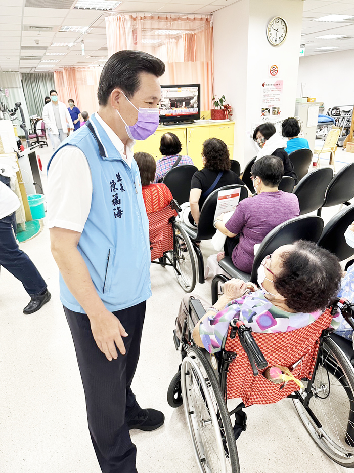 關心縣民健康,縣長陳福海昨日特別前往衛福部金門醫院瞭解近日流感就診以及門診掛號情況。(縣府提供)