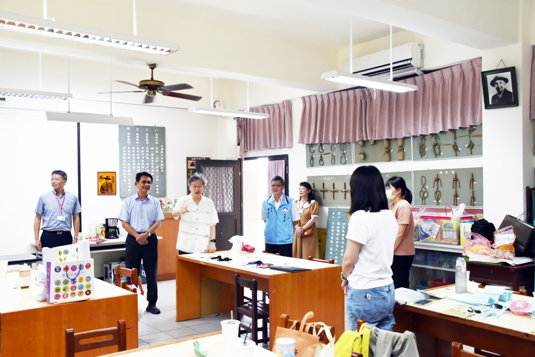 112年公務人員高等考試三級考試暨普通考試,昨日起進行一連五天試程。其中,普通考試昨天率先登場,考試院典試委員陳錦生、金門縣政府秘書長謝世傑、人事處處長錢忠直等人,上午第一節考試也巡視了考場,並慰勉試務工作人員辛勞。(李增汪攝)