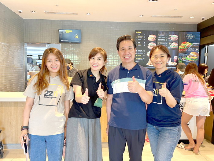 縣長陳福海了解麥當勞台籍幹部在金的適應情形。(縣府提供)