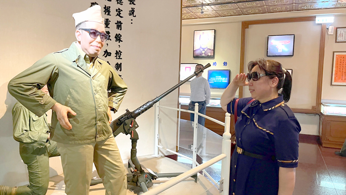 年經俞部長下令搶救並獲命名的女娃洪國珍，念及恩人，眼眶泛淚於館內向「俞公公」像敬禮，感念其恩情。（陳麗妤攝）