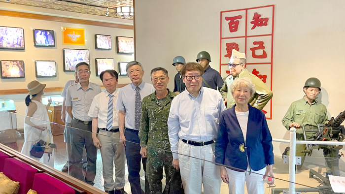 俞啟木率眾在俞大維塑像前獻花致意。（陳麗妤攝）