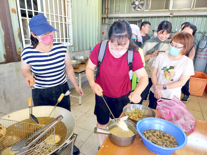 參加研習的老師親自體驗炸蚵嗲。(許峻魁攝)