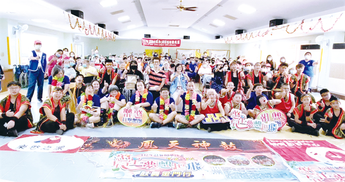 臺南市鼓樂協會、鳳天神鼓表演藝術團、朝興啟能中心太鼓隊、樂憨之家打擊樂隊，在林韻慈帶領下抵金演出。（福田家園提供）