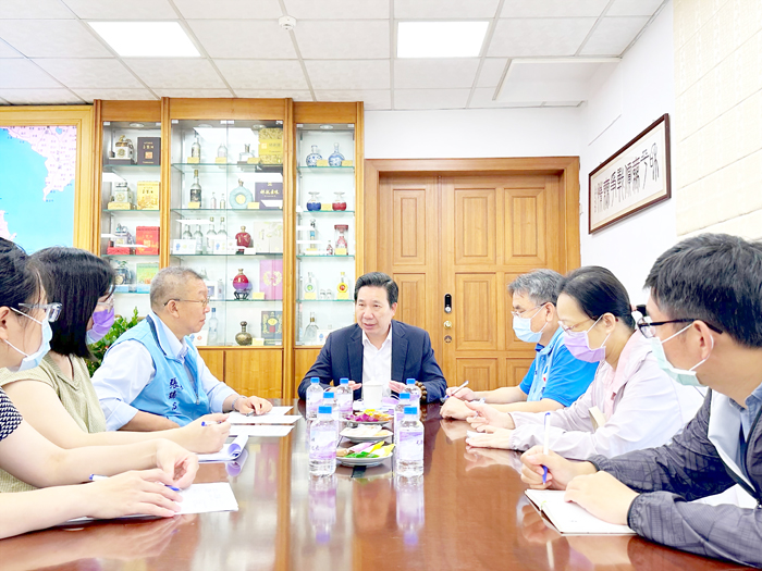 針對銀膠菊移除問題,縣長陳福海日前召集建設、環保單位討論。(縣府提供)