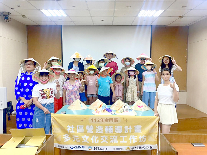 彩繪越南斗笠帽活動獲熱烈迴響，參加民眾體驗多元文化，收穫良多。
（李增汪攝）