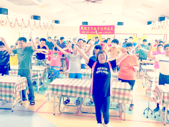 家教中心舉辦「親親寶貝親子逆境成長」講座，參加者合影。（家教中心提供）