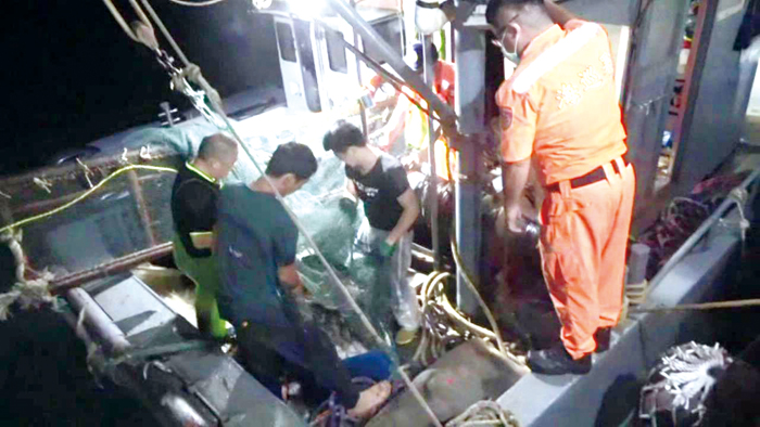 金門海巡隊查獲陸船「晉○光漁0351」1船3人越界捕魚。（海巡隊提供）
