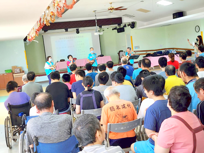金門縣志願服務推廣中心結合社會處綜合志工隊高齡志工前進福田家園辦理『志』在樂活『銀』齡健康-關懷及健康促進活動，提升園生心靈平衡和健康。（社會處提供）