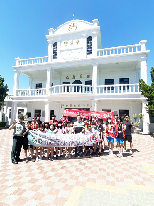 金門高中舉辦春暉陽光運動夏令營，參加學童合影。（金門高中提供）