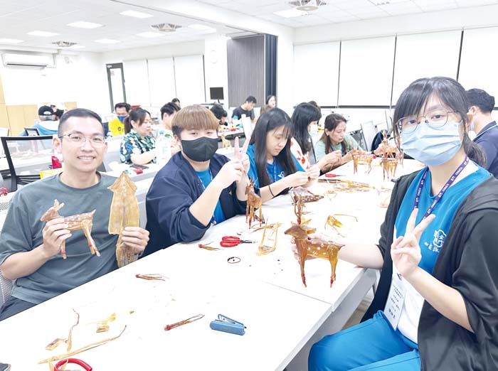 金門農工餐飲科舉辦教師公民營，昨日傳授教師利用魷魚乾製作鳳凰與鹿的食材裝飾。（金門農工提供）