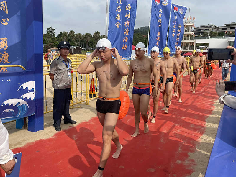 200位參賽泳士蓄勢待發，準備下水。（陳冠霖攝）