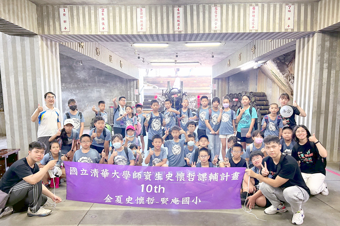 清華大學「教育史懷哲」師資生到賢庵國小進行暑期課業輔導活動，陪伴賢庵學生度過充實的暑假時光。　　（賢庵國小提供）