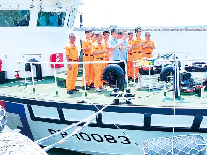 海巡署新造第14艘100噸級巡防艇10083艇，加入金門海巡隊服役，並舉行簡單接艇祈福儀式。（金門海巡隊提供）