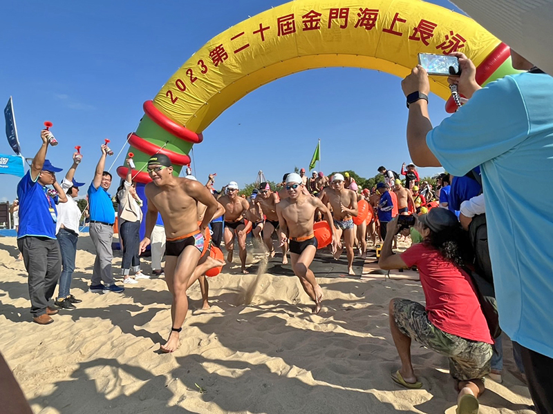 鳴笛聲一響,千名選手往前衝向海裡。(高凡淳攝)