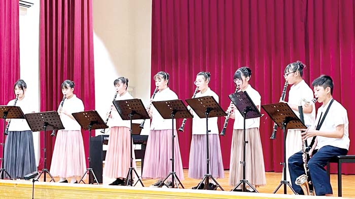 「樂來樂響你」柏村國小豎笛團音樂會，在指揮張國威、伴奏洪筱媛率領36位學生，不乏校友返校、兄弟檔及姊妹檔同台的畫面，透過以獨奏、重奏、合奏等方式成功詮釋19首扣人心弦的曲目，博得滿堂彩，也在炎夏午後共譜一場令人陶醉的音樂饗宴！（陳麗妤攝）