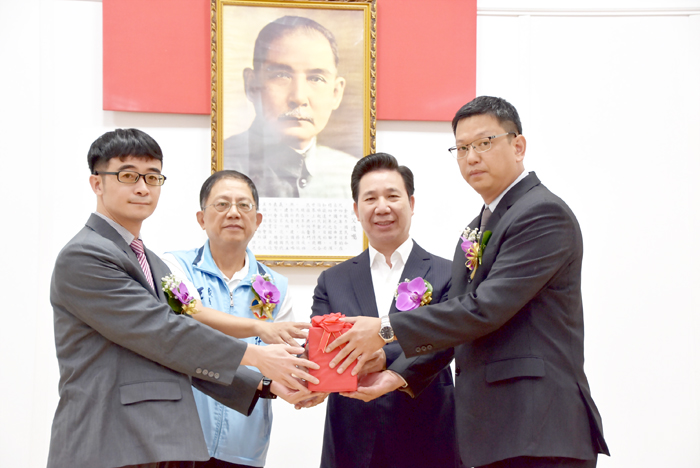 自來水廠新任廠長楊沁杭佈達,縣長陳福海主持交接儀式。(李增汪攝)